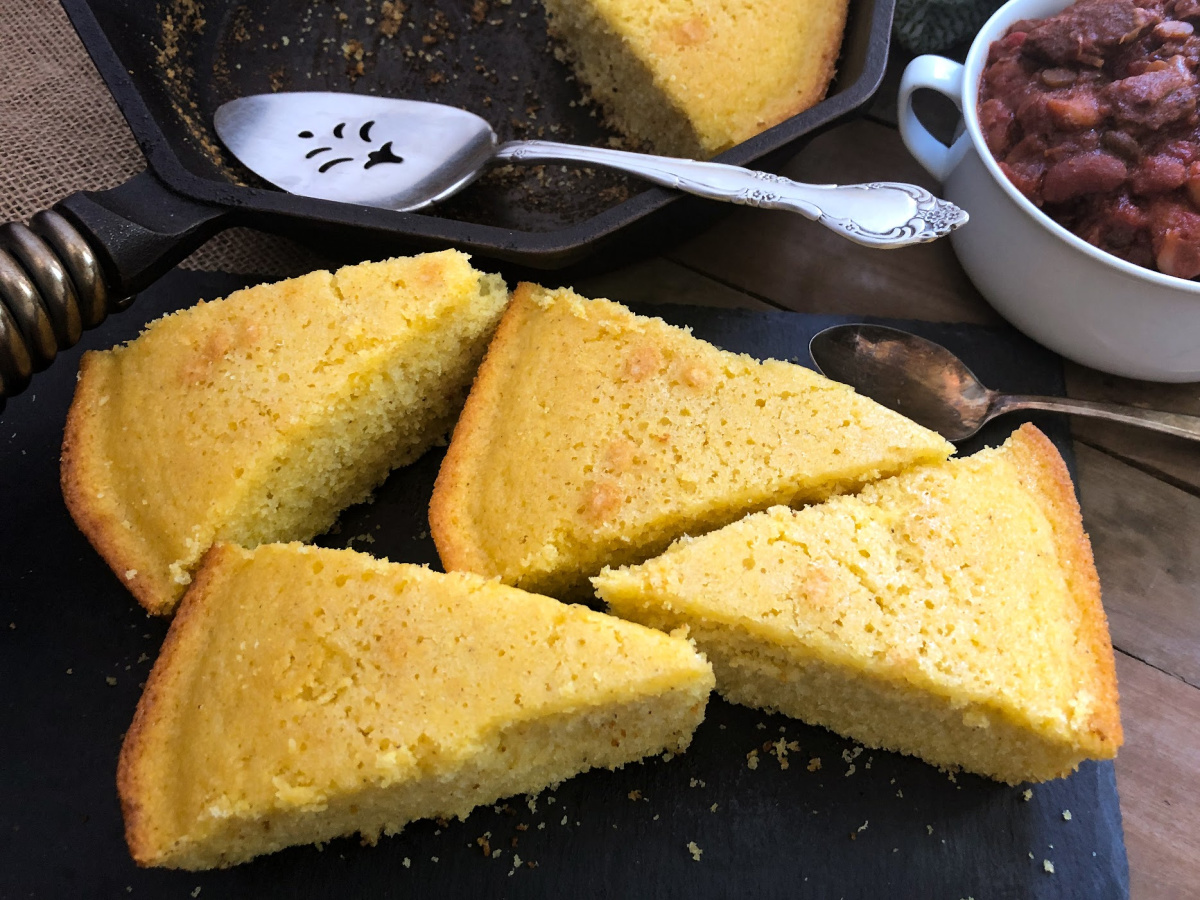 Simple Skillet Cornbread - Breads and Sweets