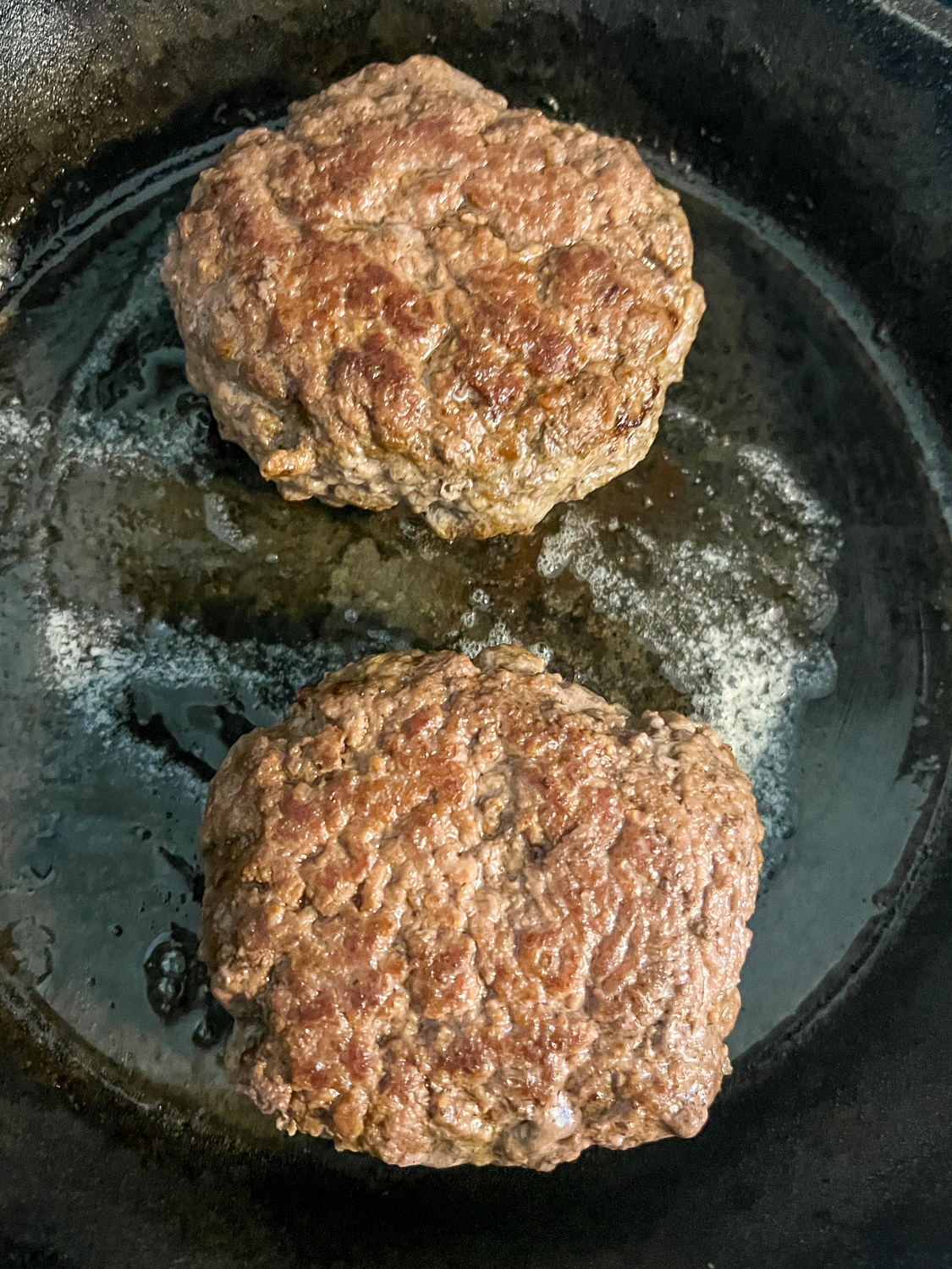 https://www.dutchovendaddy.com/wp-content/uploads/2022/07/Cast-Iron-Skillet-Burgers-6.jpg