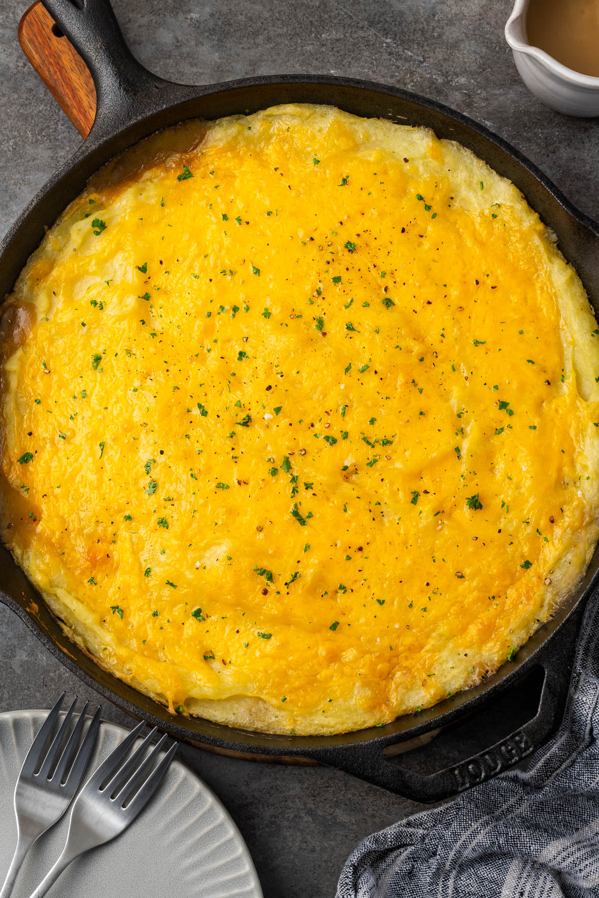 Shepherd's pie with turkey in a cast iron skillet.